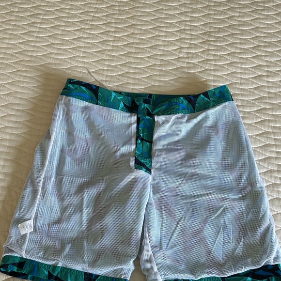 J Crew men’s Hawaiian swim trunks.  Mesh lined.  Size 33. - Picture 5 of 8